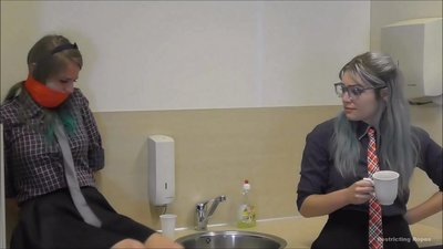 Asılı / bağlanmış və ağzı bağlanmış / çətinlik içində olan xanım